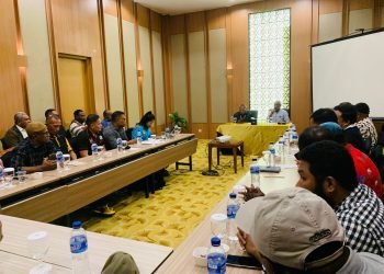 Bupati Mimika Eltinus Omaleng saat memimpin rapat