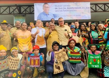Usai bagi sembako gratis, Menteri Perdagangan RI foto bersama mama penjual Noken