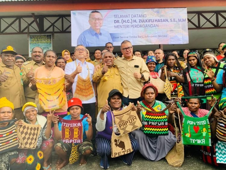 Usai bagi sembako gratis, Menteri Perdagangan RI foto bersama mama penjual Noken