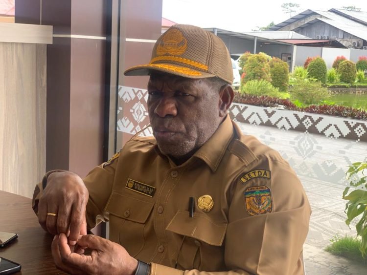 Kepala Dinas Koperasi dan UKM Kabupaten Mimika Petrus Yumte saat diwawancarai awak media