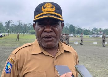 Kepala Dinas Ketahanan Pangan Kabupaten Mimika Yulius Koga saat memberikan keterangan kepada wartawan