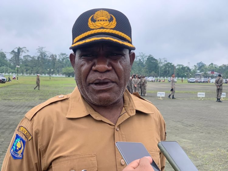 Kepala Dinas Ketahanan Pangan Kabupaten Mimika Yulius Koga saat memberikan keterangan kepada wartawan