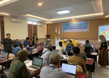 Kegiatan pelatihan zahir accounting pengelolaan keuangan koperasi berbasis aplikasi di aula Hotel Kangoro Timika Papua Tengah