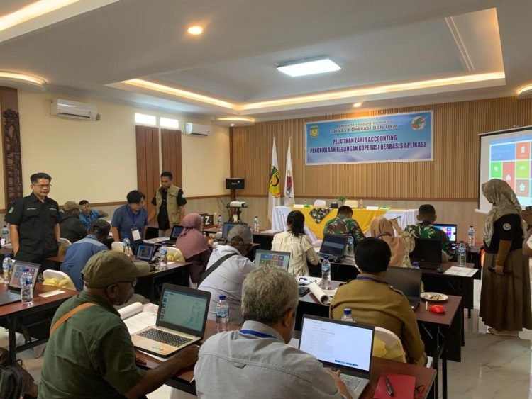 Kegiatan pelatihan zahir accounting pengelolaan keuangan koperasi berbasis aplikasi di aula Hotel Kangoro Timika Papua Tengah
