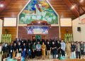 Asisten III Bidang Administrasi Umum Setda Mimika, Hendritte Tandiyono saat foto bersama peserta pelatihan bermain musik.