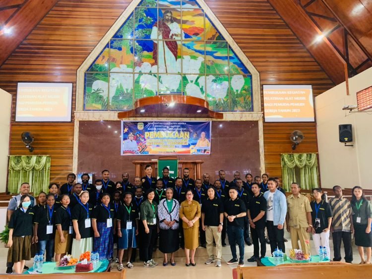 Asisten III Bidang Administrasi Umum Setda Mimika, Hendritte Tandiyono saat foto bersama peserta pelatihan bermain musik.