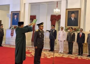 Presiden Jokowi saat melantik Letjen Agus Subiyanto menjadi Kepala Staf Angkatan Darat menggantikan Jenderal Dudung Abdurachman