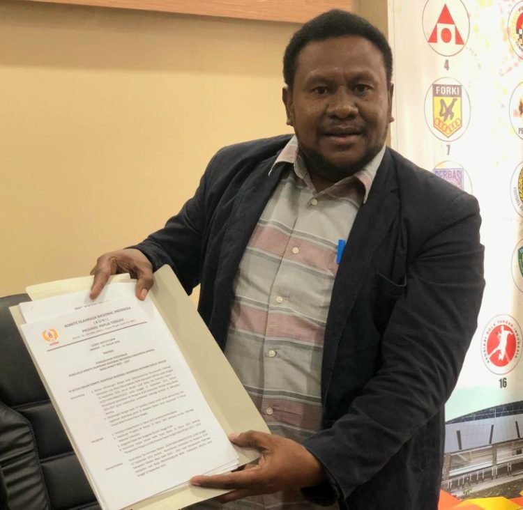 Ketua Harian KONI Kabupaten Mimika, Simon Kasamol, SH saat memperlihatkan SK asli dari KONI Provinsi Papua Tengah