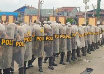 Personel Polres Mimika saat menggelar latihan pengamanan Pemilu