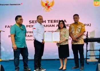 Foto bersama usai penandatangan berita acara serah terima fasilitas pengolahan air bersih