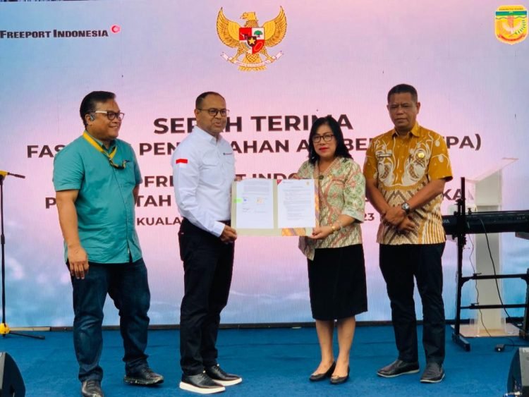 Foto bersama usai penandatangan berita acara serah terima fasilitas pengolahan air bersih