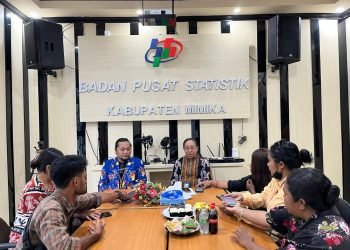 Ketua BPS Provinsi Papua Adriana Helena Carolona didampingi Kepala BPS Kabupaten Mimika, Ouceu Satyadipura saat ditemui wartawan