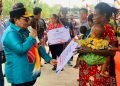 Pj. Gubernur Papua Tengah DR. Ribka Haluk, S.Sos, MM saat menyerahkan bantuan anak stunting