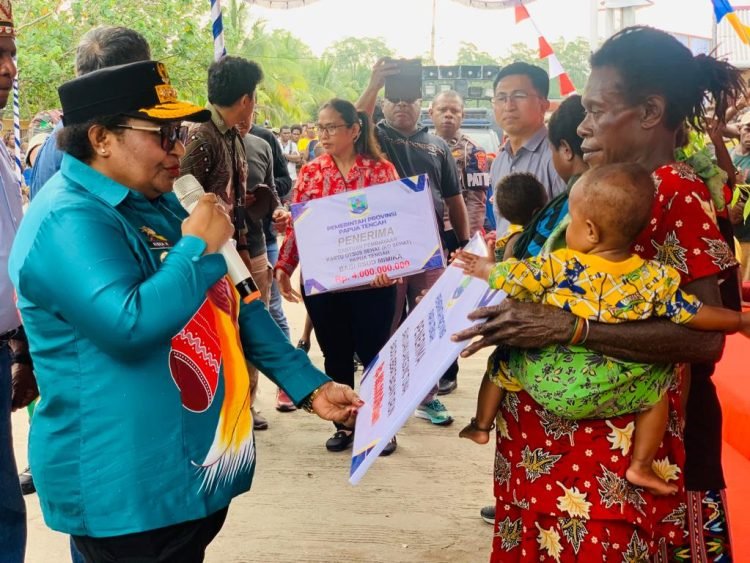 Pj. Gubernur Papua Tengah DR. Ribka Haluk, S.Sos, MM saat menyerahkan bantuan anak stunting