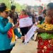 Pj. Gubernur Papua Tengah DR. Ribka Haluk, S.Sos, MM saat menyerahkan bantuan anak stunting