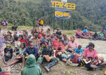 Prajurit Satgas YPR 433/JS saat makan bersama dengan warga Distrik Dal Kabupaten Nduga