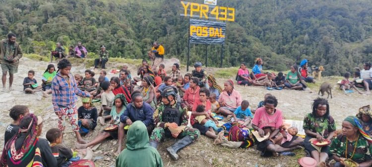 Prajurit Satgas YPR 433/JS saat makan bersama dengan warga Distrik Dal Kabupaten Nduga