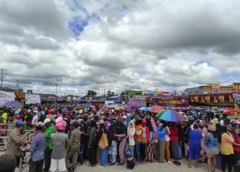 Warga Timika menyerbu operasi pasar murah yang diselenggarakan oleh Dinas Ketahanan Pangan Kabupaten Mimika dalam rangka hari Pangan Sedunia ke-43