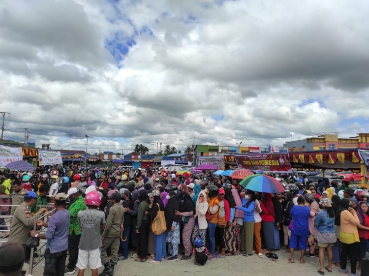 Warga Timika menyerbu operasi pasar murah yang diselenggarakan oleh Dinas Ketahanan Pangan Kabupaten Mimika dalam rangka hari Pangan Sedunia ke-43
