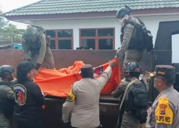 Anggota satgas Damai Cartenz saat mengevakuasi tujuh jenazah korban penembakan KKB