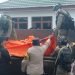 Anggota satgas Damai Cartenz saat mengevakuasi tujuh jenazah korban penembakan KKB