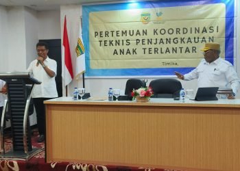 Staf Ahli Setda Mimika Marthen Mallisa saat membuka kegiatan koordinasi teknis penjangkauan anak terlantar