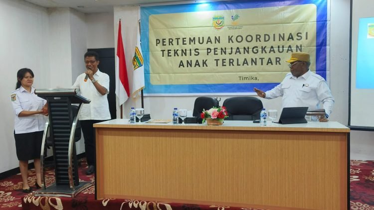Staf Ahli Setda Mimika Marthen Mallisa saat membuka kegiatan koordinasi teknis penjangkauan anak terlantar