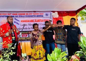 Pdt. Deserius Adii saat membimbing Anak-anak KINGMI Tanah Papua saat deklarasi menolak Miras