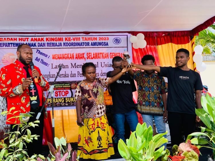 Pdt. Deserius Adii saat membimbing Anak-anak KINGMI Tanah Papua saat deklarasi menolak Miras