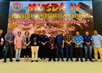 Sekretaris IKT Mimika Matius Sedan saat foto bersama tamu undangan dari masing-masing persekutuan usai pembukaan Musda IV PPTM