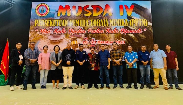 Sekretaris IKT Mimika Matius Sedan saat foto bersama tamu undangan dari masing-masing persekutuan usai pembukaan Musda IV PPTM