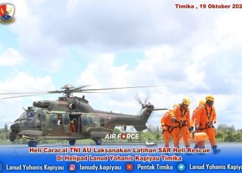 Personel SAR Timika saat ikut latihan evakuasi udara