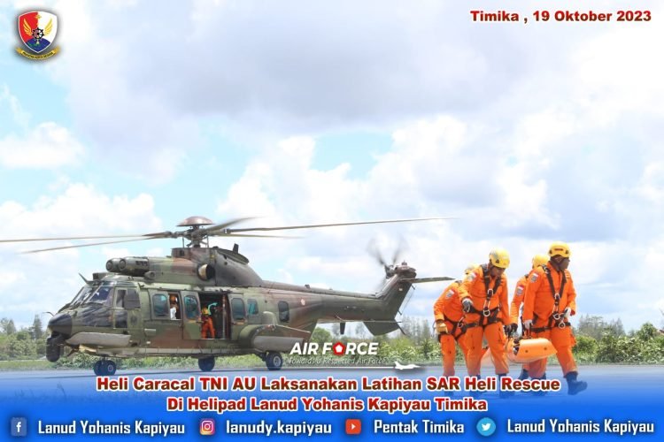 Personel SAR Timika saat ikut latihan evakuasi udara