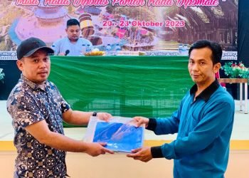 Pimpinan sidang Musda IV PPTM, Arianto Kanan saat menyerahkan berkas mandat Musda kepada ketua PPTM terpilih, Aldi Padua, ST