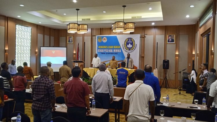 Bupati Mimika Eltinus Omaleng saat menghadiri Kongres Luar Biasa yang digelar Askab PSSI Kabupaten Mimika