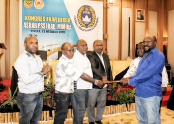 Nalio Jangkup saat menerima mandat sebagai Ketua Askab PSSI Kabupaten Mimika periode 2023-2027