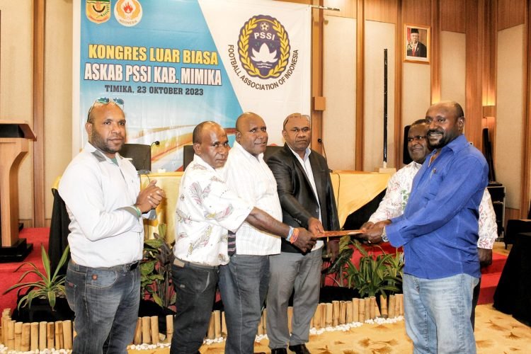 Nalio Jangkup saat menerima mandat sebagai Ketua Askab PSSI Kabupaten Mimika periode 2023-2027