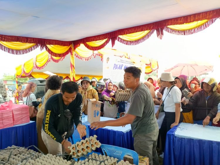 Warga Timika saat antri di operasi Pasar Murah yang digelar oleh Disperindag Kabupaten Mimika