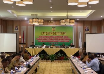 Bupati Mimika Eltinus Omaleng saat memimpin rapat koordinasi penertiban Miras, Galian C dan persoalan tanah di Timika