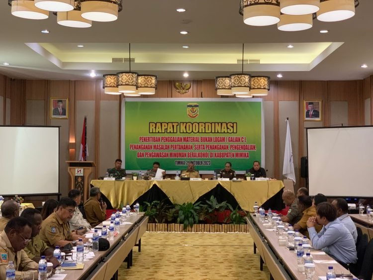 Bupati Mimika Eltinus Omaleng saat memimpin rapat koordinasi penertiban Miras, Galian C dan persoalan tanah di Timika