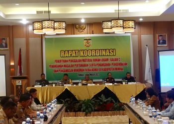 Bupati Mimika Eltinus Omaleng saat memimpin rapat koordinasi bersama Forkopimda dan Pimpinan OPD dilingkup Pemda Mimika mengenai penertiban Galian C