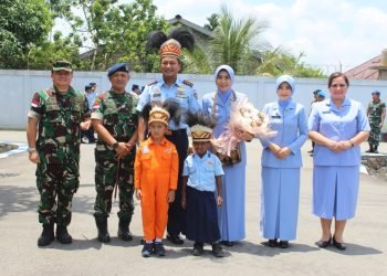 Panglima Komando Operasi Udara Nasional Marsdya TNI M. Tonny Harjono, S.E., M.M bersama Ketua PIA Ardhya Garini Gabungan Koopsudnas Ny. Isa M. Tonny Harjono saat disambut di Mako Lanud YKU Timika