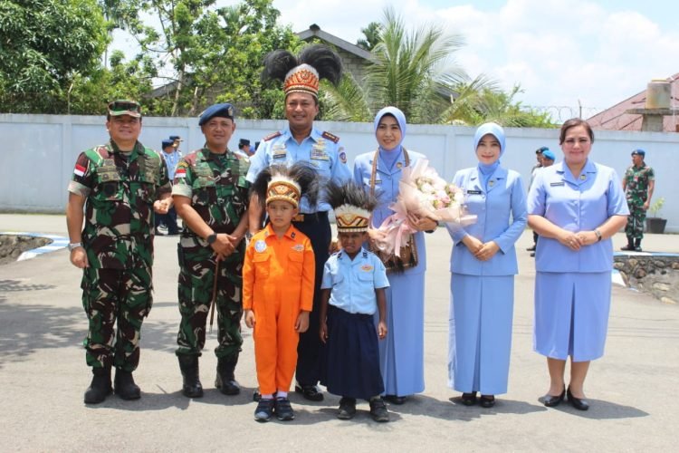Panglima Komando Operasi Udara Nasional Marsdya TNI M. Tonny Harjono, S.E., M.M bersama Ketua PIA Ardhya Garini Gabungan Koopsudnas Ny. Isa M. Tonny Harjono saat disambut di Mako Lanud YKU Timika