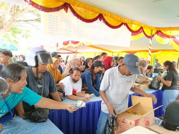 Warga Kamoro Jaya Timika saat antri belanja di operasi pasar murah yang digelar Disperindag Kabupaten Mimika