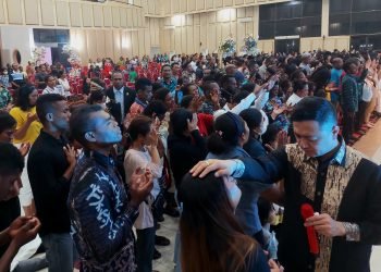 Pastor Verona saat mendoakan umat Tuhan yang sakit dalam KKR Mujizat "Mimika Penuh Kemuliaan Tuhan"