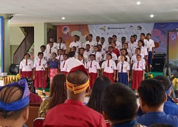 Beberapa orang siswa-siswi SD, SATP tengah menampilkan paduan suara, pada sesi tour pameran budaya SATP.