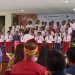 Beberapa orang siswa-siswi SD, SATP tengah menampilkan paduan suara, pada sesi tour pameran budaya SATP.