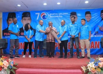 Bupati Biak Numfor yang diwakili oleh Kepala Kesbangpol Biak Numfor Yeremias Rumbiak, S. Sos., M. Si didampingi oleh Wakil Ketua DPN Partai Gelora Indonesia, Gungun Gunawan, Ketua DPW Partai Gelora Papua, Dr. Muhamad Yamin Noch, dan para Ketua DPD Se Saireri ketika membuka kegiatan Rapat Konsolidasi Pemenangan Pileg dan Pilpres se Saireri di Hotel Arumbai Biak, Jumat (27/10)