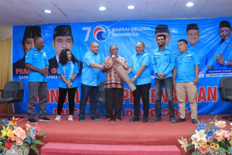 Bupati Biak Numfor yang diwakili oleh Kepala Kesbangpol Biak Numfor Yeremias Rumbiak, S. Sos., M. Si didampingi oleh Wakil Ketua DPN Partai Gelora Indonesia, Gungun Gunawan, Ketua DPW Partai Gelora Papua, Dr. Muhamad Yamin Noch, dan para Ketua DPD Se Saireri ketika membuka kegiatan Rapat Konsolidasi Pemenangan Pileg dan Pilpres se Saireri di Hotel Arumbai Biak, Jumat (27/10)