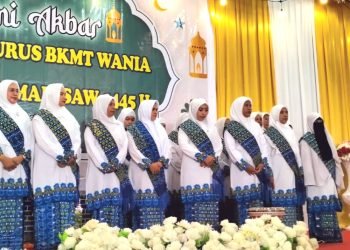 Ketua BKMT Daerah Kabupaten Mimika, drh. Sabelina Fitriani saat melantik pengurus BKMT Distrik Wania